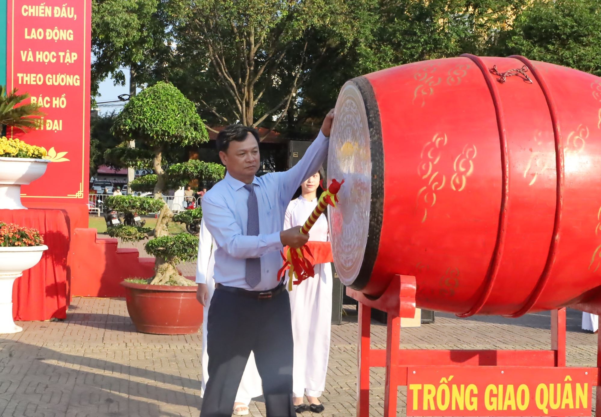 pho-bi-thu-thanh-uy-chu-tich-ubnd-chu-tich-hoi-dong-nghia-vu-quan-su-tp-buon-ma-thuot-vu-van-hung-danh-trong-giao-quan-1739459677.jpg