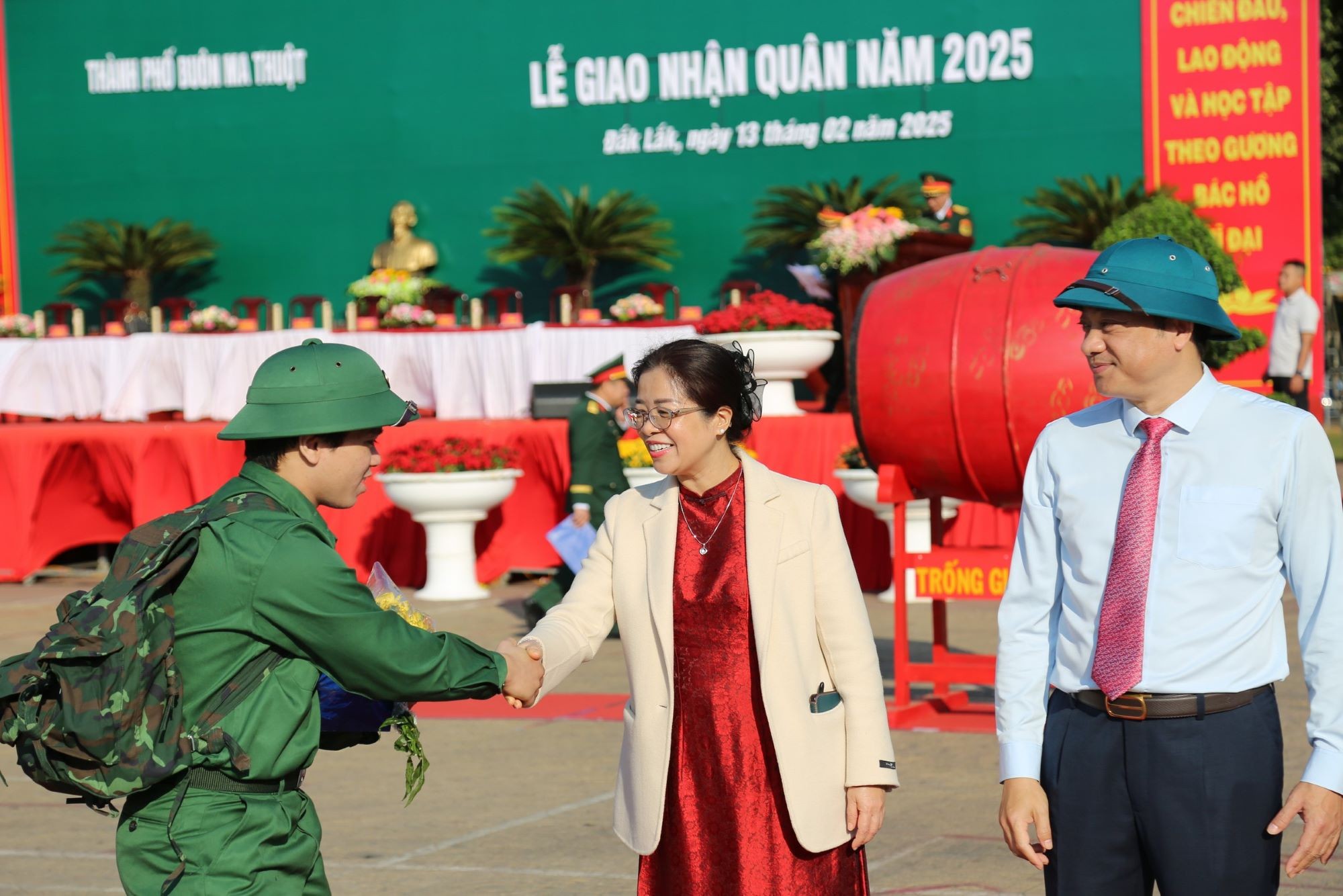 pho-bi-thu-thuong-truc-tinh-uy-chu-tich-hdnd-tinh-huynh-thi-chien-hoa-dong-vien-thanh-nien-len-duong-bao-ve-to-quoc-1739459568.jpg