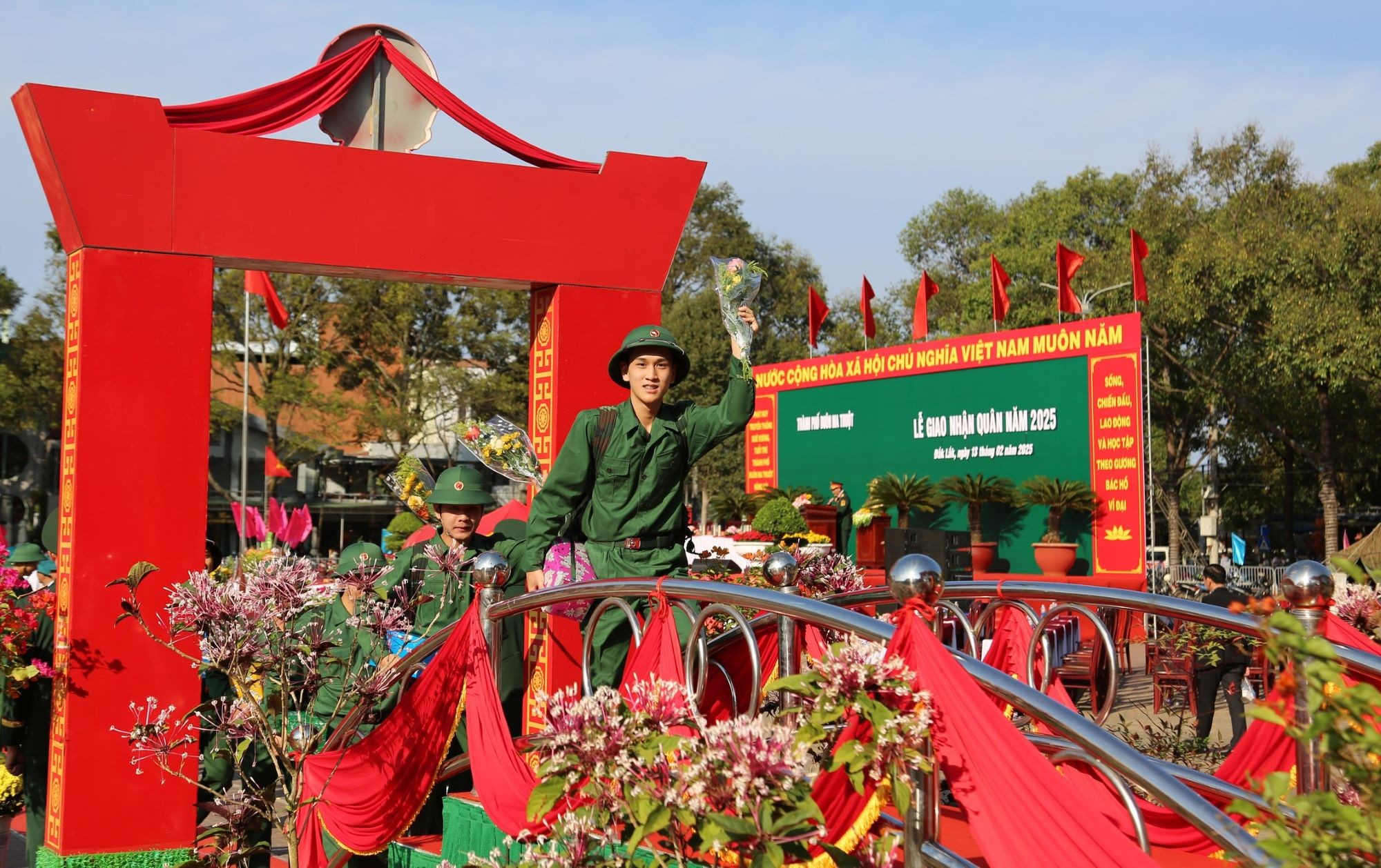 thanh-nien-tp-buon-ma-thuot-buoc-qua-cau-vinh-quang-ve-don-vi-1739459704.jpg