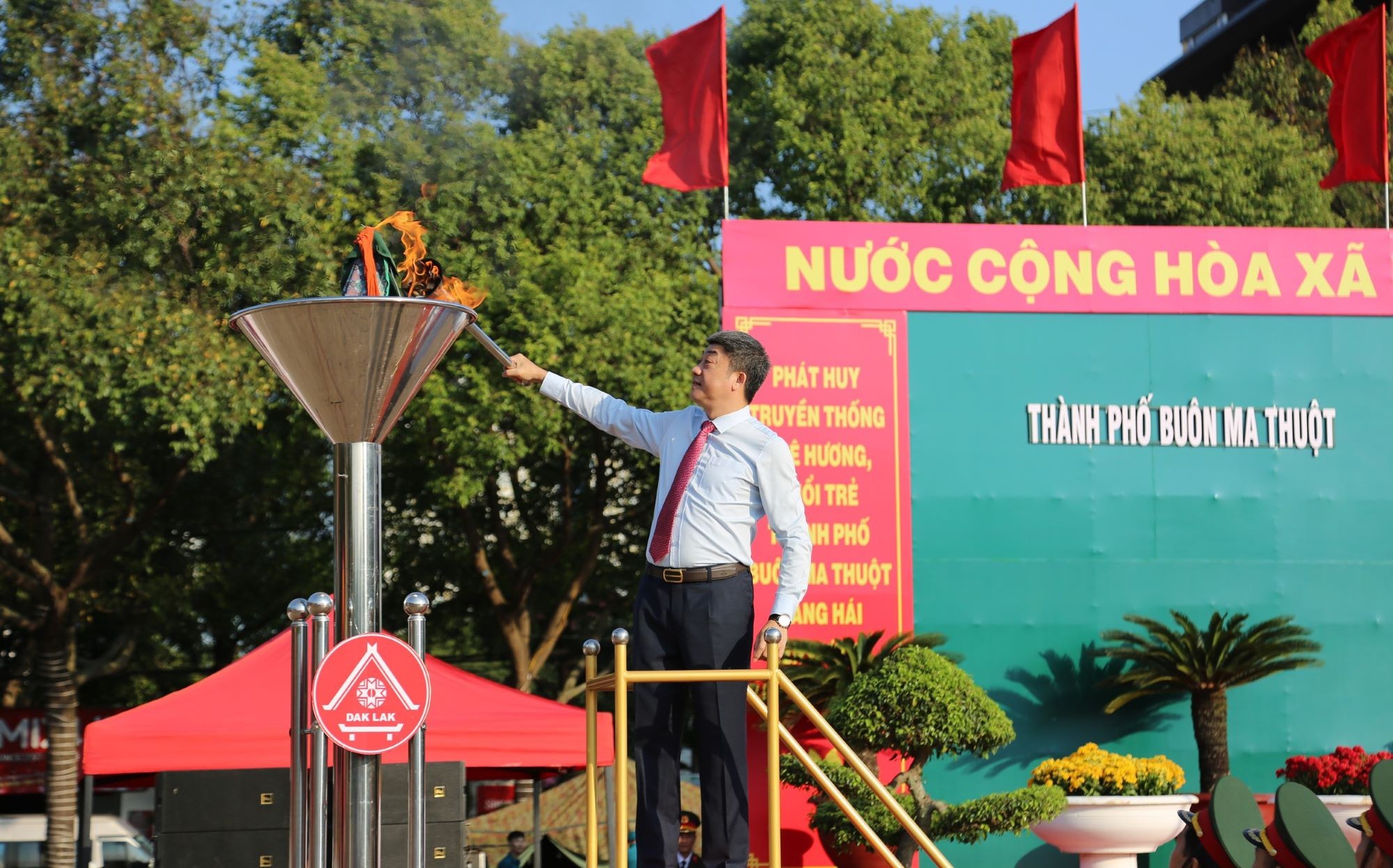 uy-vien-ban-thuong-vu-tinh-uy-bi-thu-thanh-uy-buon-ma-thuot-tu-thai-giang-thap-lua-truyen-thong-1739459547.jpg