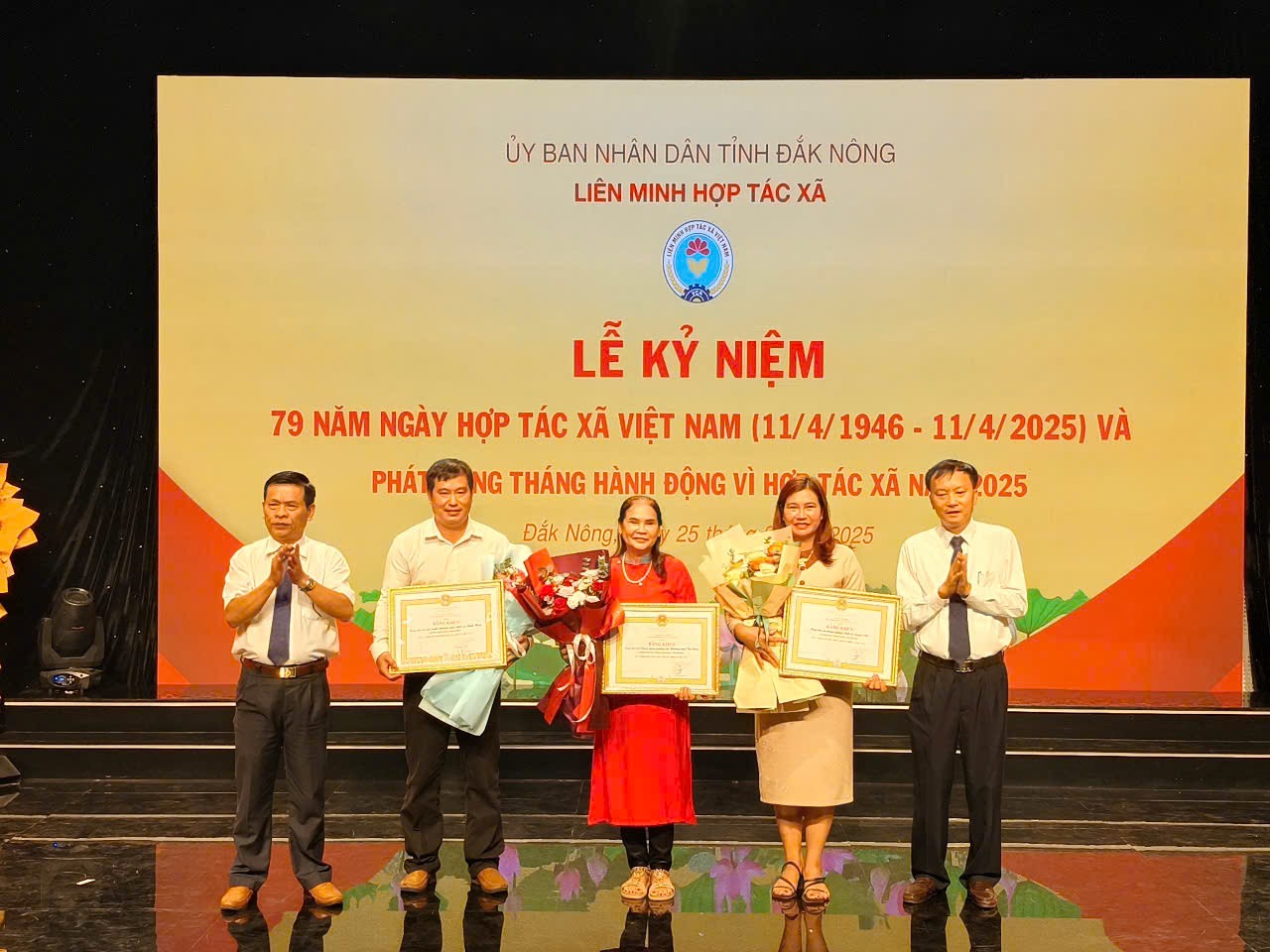 cac-htx-cua-dak-nong-duoc-lien-minh-htx-tang-bang-khen-vi-co-thanh-tich-xuat-sac-nam-2024-1743499440.jpg