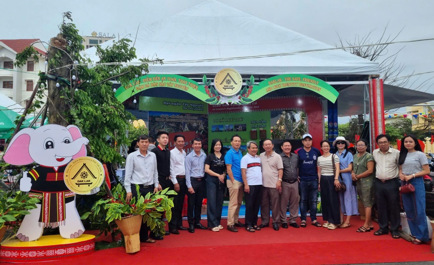khach-tham-quan-chup-hinh-luu-niem-truoc-gian-hang-trung-bay-san-pham-du-lich-van-hoa-cua-dak-lak-1743511705.jpg