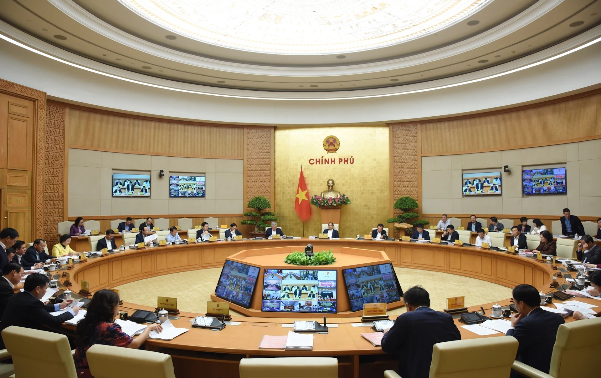 thu-tuong-hop-chinh-phu-thuong-ky-thang-3-7-1743925110.jpg