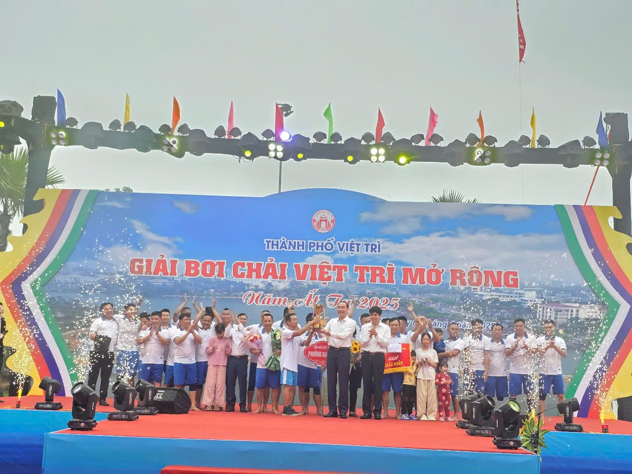 Sôi nổi Giải bơi chải thành phố Việt Trì mở rộng 20253.jpg
