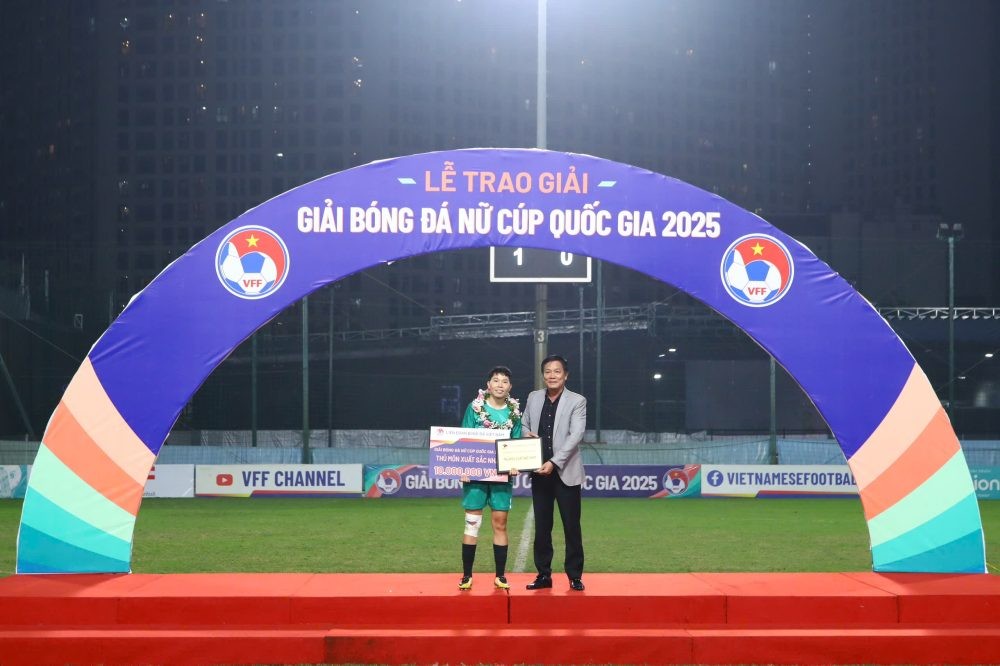 Thủ môn xuất sắc nhất: Trần Thị Kim Thanh (Nữ Thái Nguyên T&T)