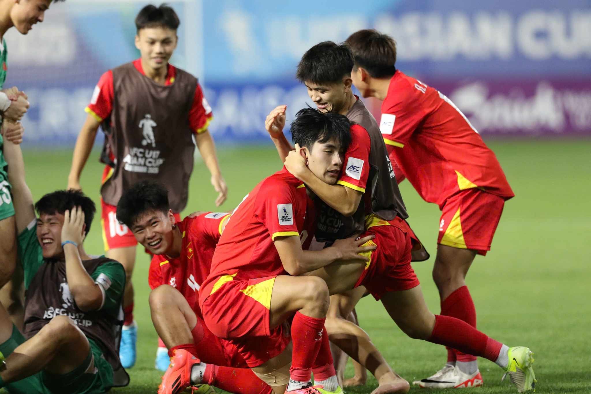 Các cầu thủ U17 Việt Nam ăn mừng bàn gỡ hòa 1-1 trước U17 Nhật Bản