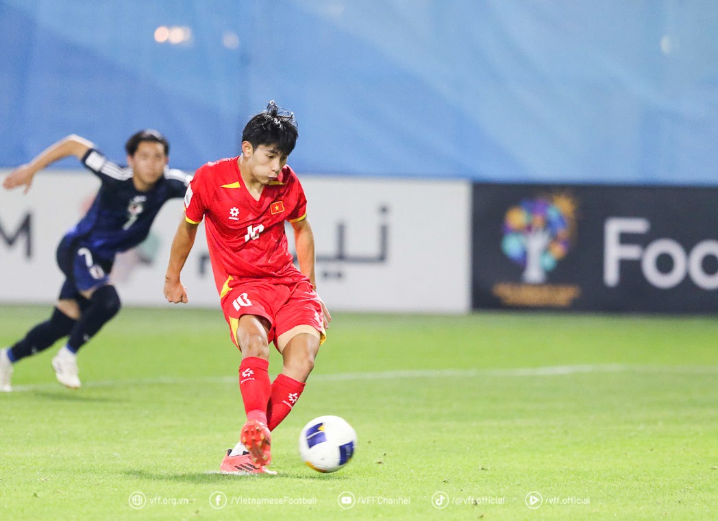 Gia Bảo ghi bàn gỡ hòa 1-1 cho U17 Việt Nam ở phút bù giờ 90'+5 trên chấm phạt đền