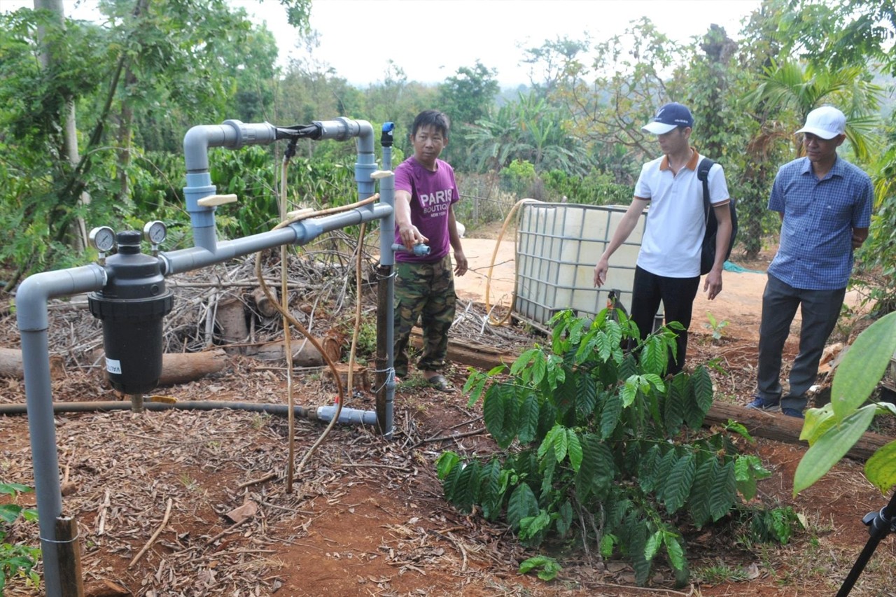 he-thong-tuoi-nuoc-tiet-kiem-giup-nguoi-dan-giam-10-luong-nuoc-nang-suat-tang-15-20-so-voi-canh-tac-truyen-thong-1744199284.jpg