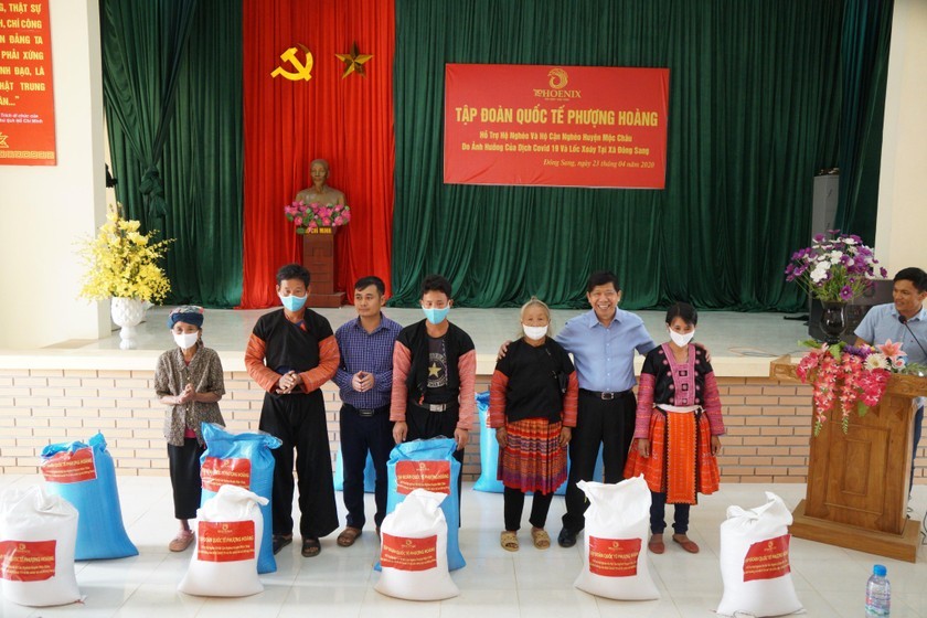 ong-nguyen-van-hung-da-dich-than-dem-cac-phan-qua-y-nghia-tang-ba-con-ngheo-huyen-moc-chau-son-la-1621-1744389422.jpeg