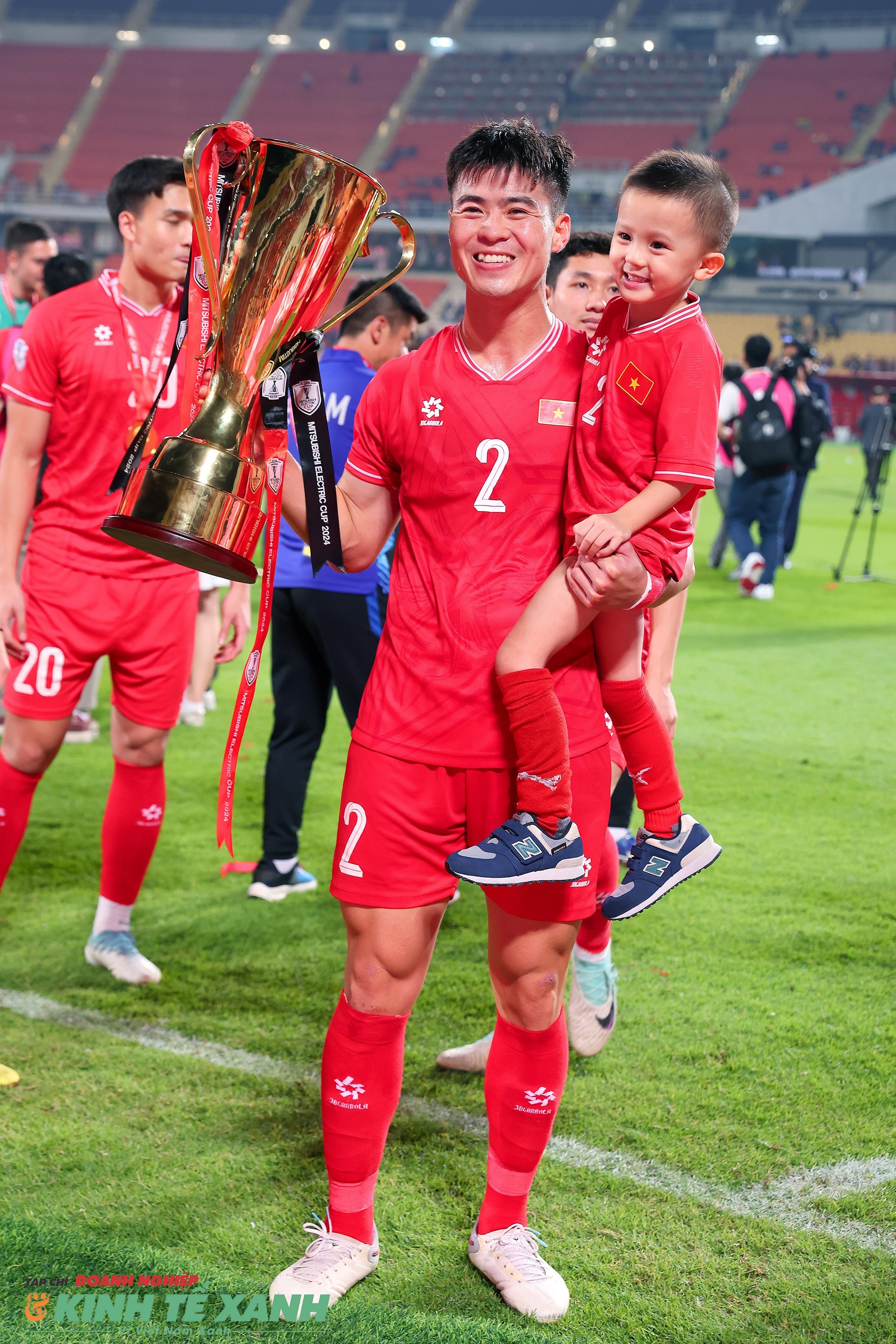 Đội trưởng Duy Mạnh ăn mừng cúp vàng ASEAN Cup 2024 cùng con trai