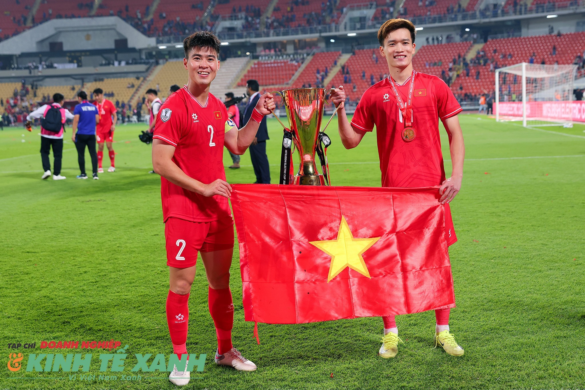 Trung vệ đội trưởng Duy Mạnh và tiền vệ Hoàng Đức nâng cao cúp vàng vô địch ASEAN Cup 2024