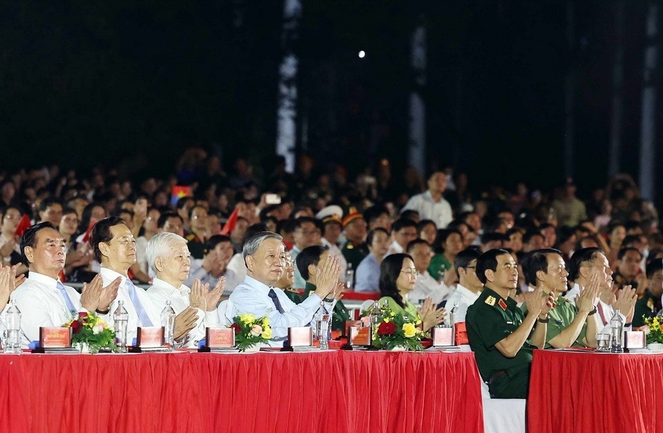 chuong-trinh-nghe-thuat-dat-nuoc-tron-niem-vui-4-1745196657.jpg