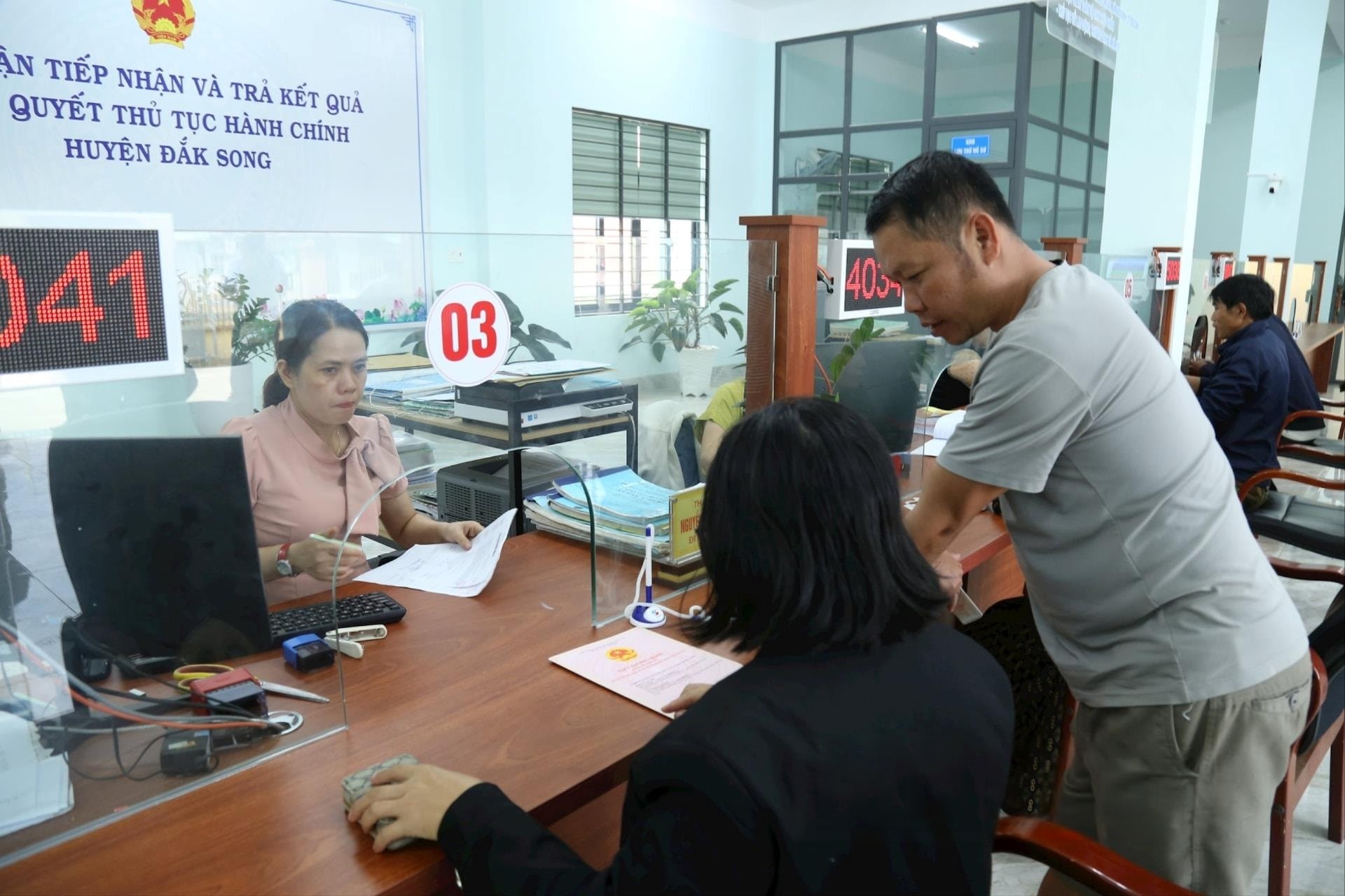 nguoi-dan-giai-quyet-thu-tuc-hanh-chinh-tai-ubnd-huyen-dak-song-1745304891.jpeg