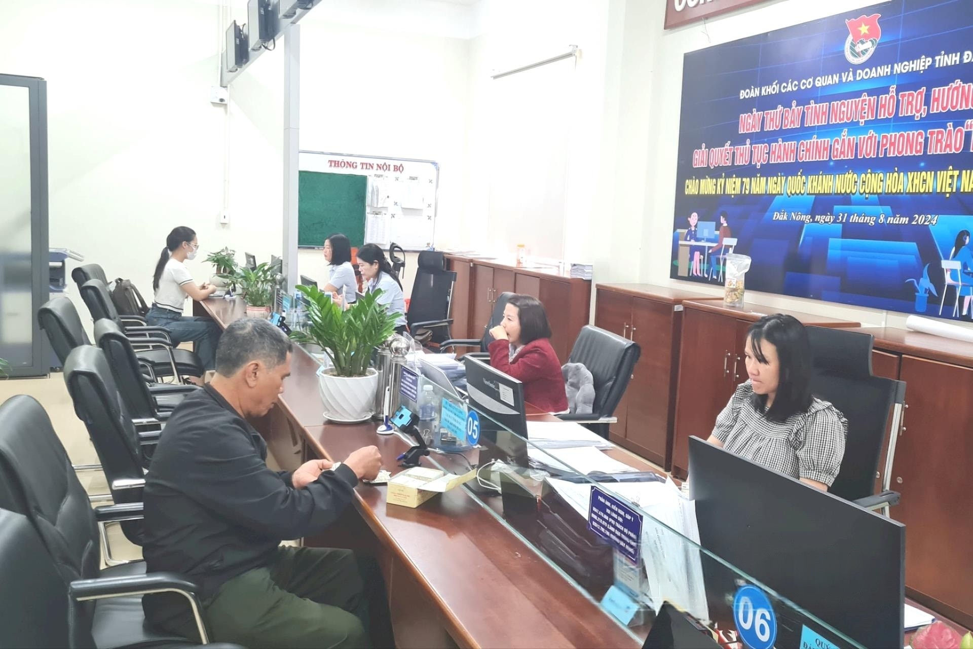 nguoi-dan-toi-trung-tam-phuc-vu-hanh-chinh-cong-tinh-lam-thu-tuc-cap-doi-gplx-1745304934.jpeg