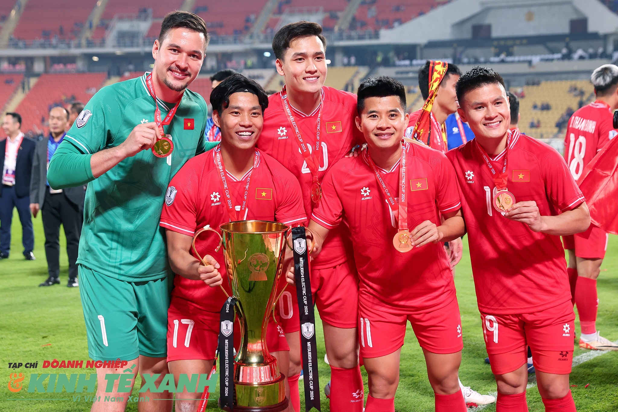 Tiền vệ Quang Hải ăn mừng cúp vàng ASEAN Cup 2024 cùng các đồng đội