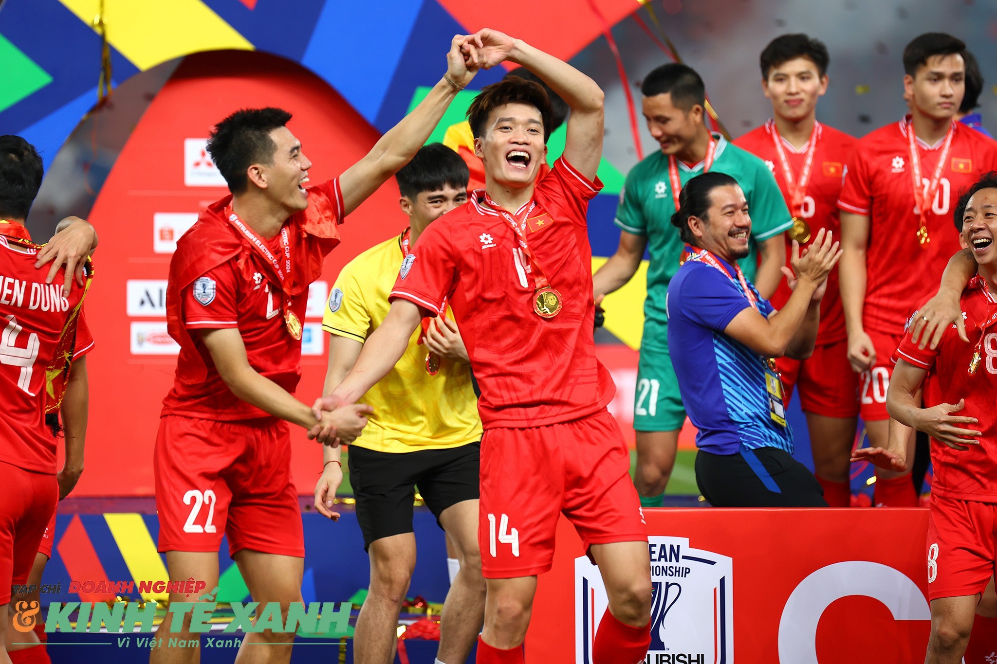 Tiền vệ Hoàng Đức ăn mừng cúp vàng ASEAN Cup 2024 cùng tiền đạo Tiến Linh