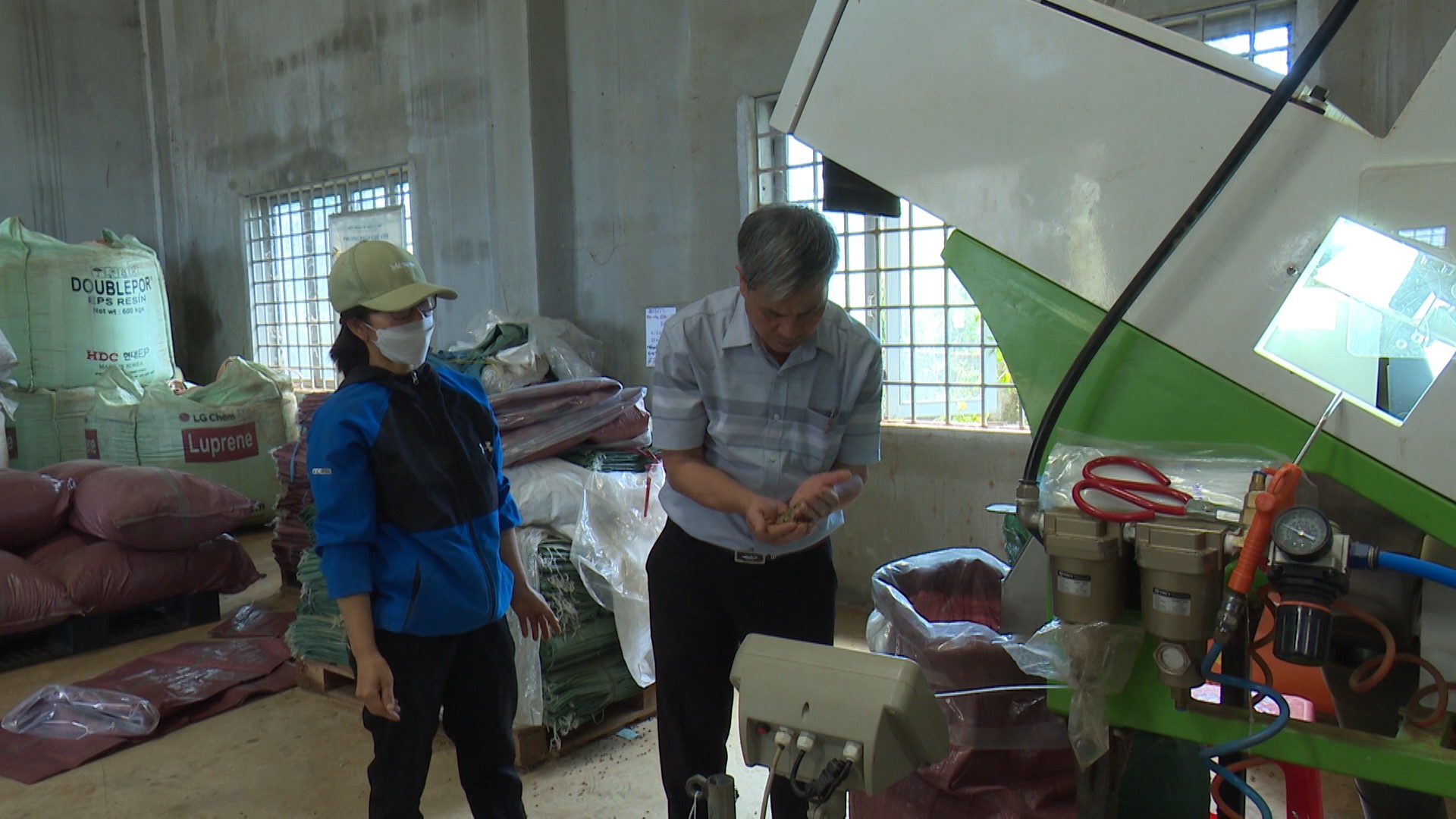 kiem-tra-san-xuat-ca-phe-chung-nhan-flo-tai-htx-cong-bang-ea-kiet-1745544222.jpg