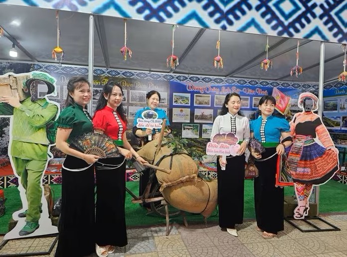 trien-lam-khong-gian-du-lich-hue-2-1745800886.jpg