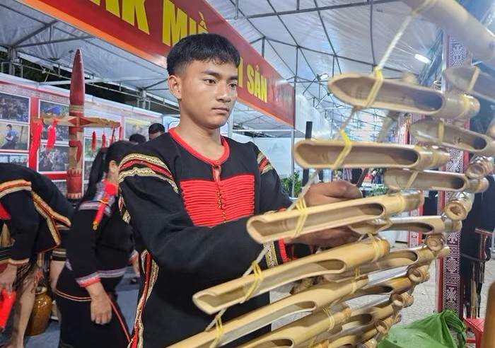 trien-lam-khong-gian-du-lich-hue-4-1745800920.jpg