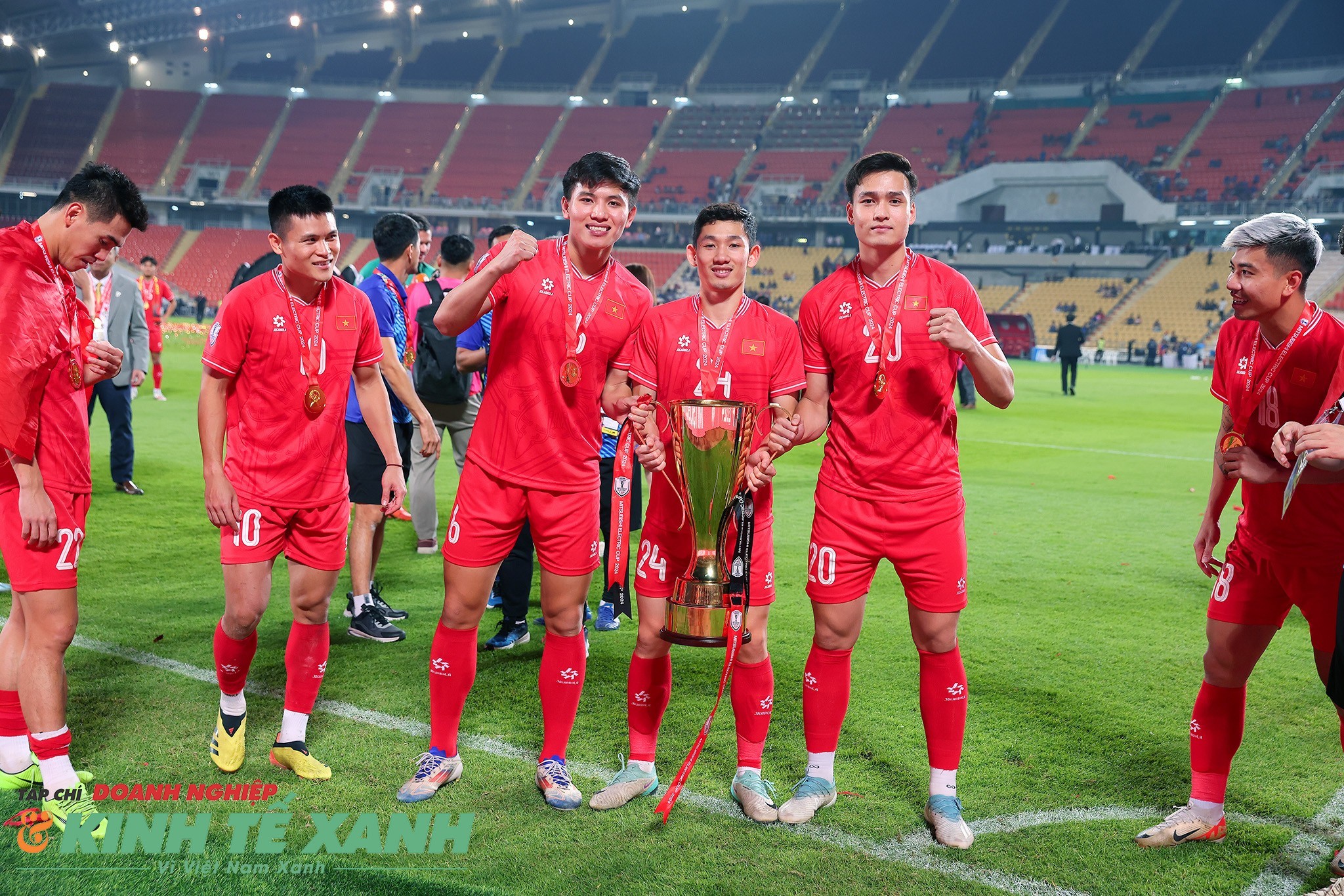 Tiền vệ Hai Long nâng cúp vàng ASEAN Cup 2024, ăn mừng cùng đồng đội
