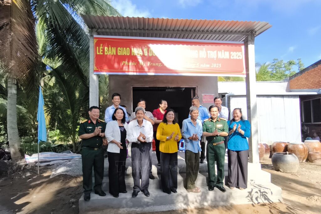 185709-ban-giao-nha-cho-ho-ong-le-van-thanh-tru-tai-thi-tran-phuoc-my-trung-huyen-mo-cay-bac-anh-huynh-phuc-hau-ttxvn-1746887034.jpg