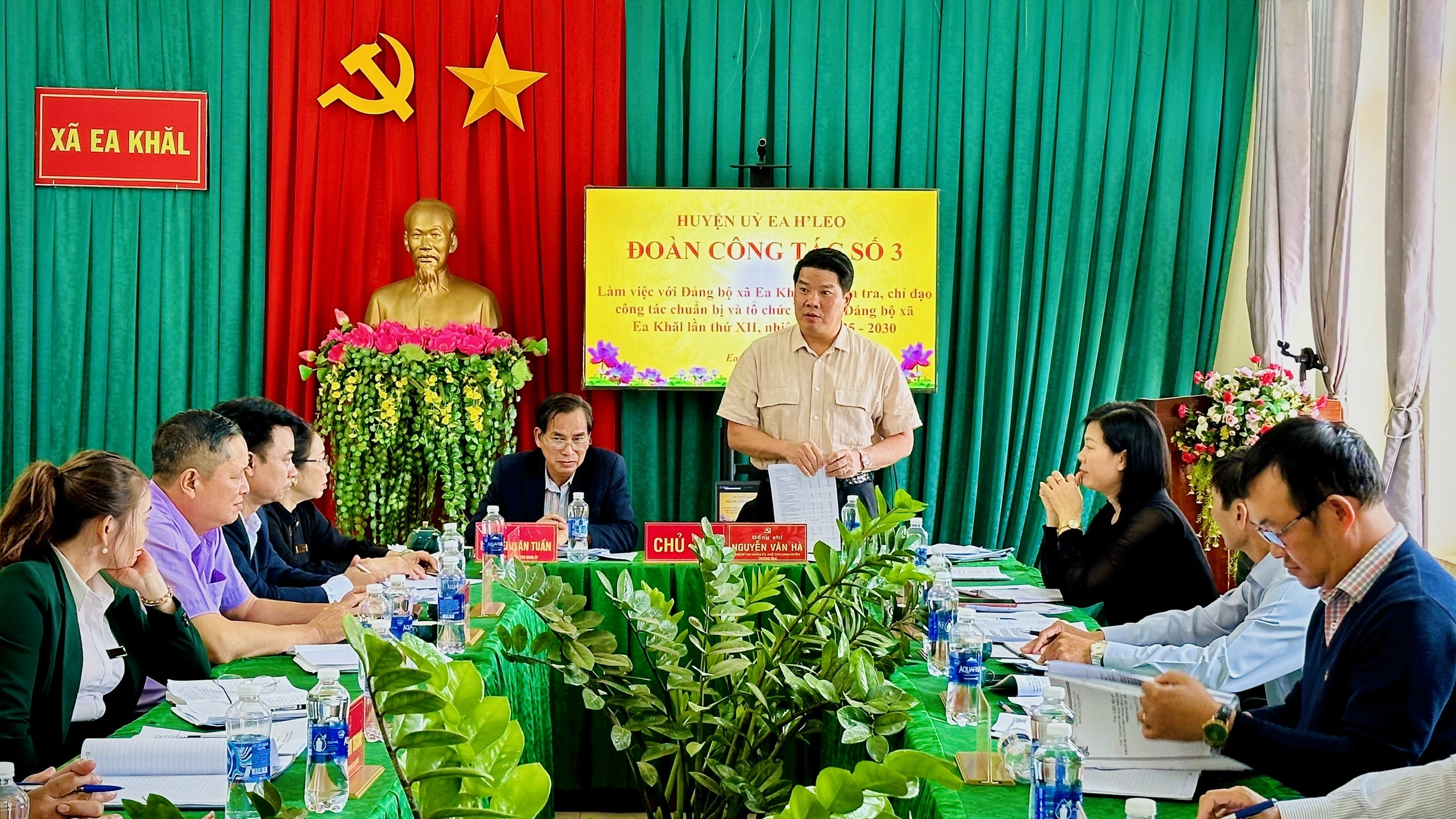 bi-thu-huyen-uy-chu-tich-ubnd-huyen-nguyen-van-ha-nguoi-dung-luon-bam-sat-co-so-chi-dao-cong-tac-xay-dung-dang-1747018703.jpg
