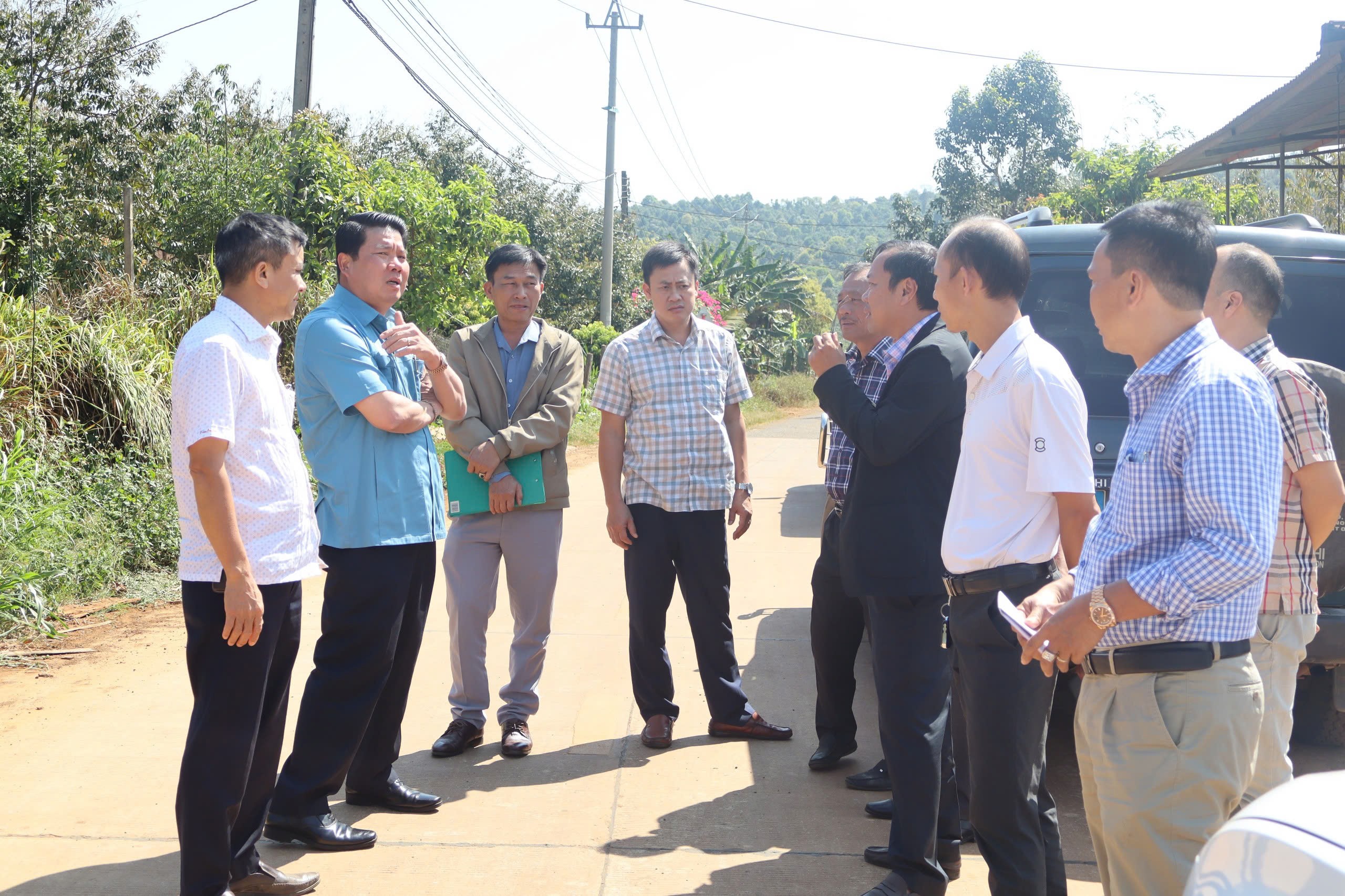 lanh-dao-huyen-ea-hleo-khao-sat-phat-trien-giao-thong-day-nhanh-ket-noi-phat-trien-kinh-te-xa-hoi-1747018693.jpg