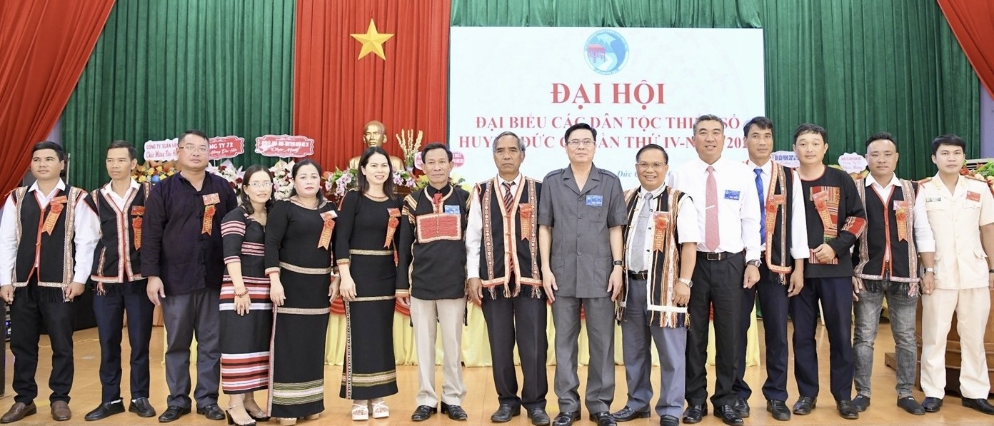 thuong-truc-huyen-uy-duc-co-gap-go-dong-vien-nguoi-co-uy-tin-cac-dan-toc-chung-suc-phat-trien-kinh-te-xa-hoi-1-1747111641.jpg