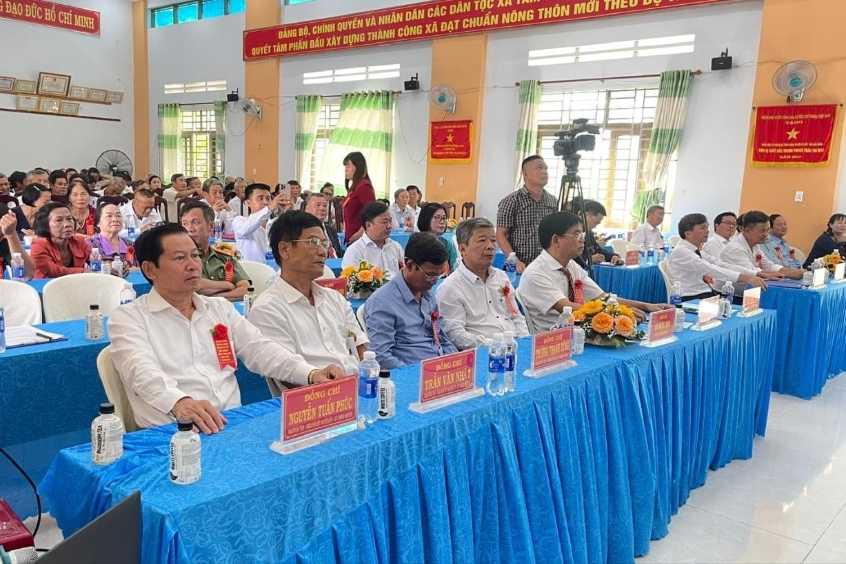 cac-dai-bieu-tham-du-buoi-le-cong-bo-xa-tam-thang-huyen-cu-jut-dat-chuan-ntm-ve-cds-nam-2024-1747313664.jpeg