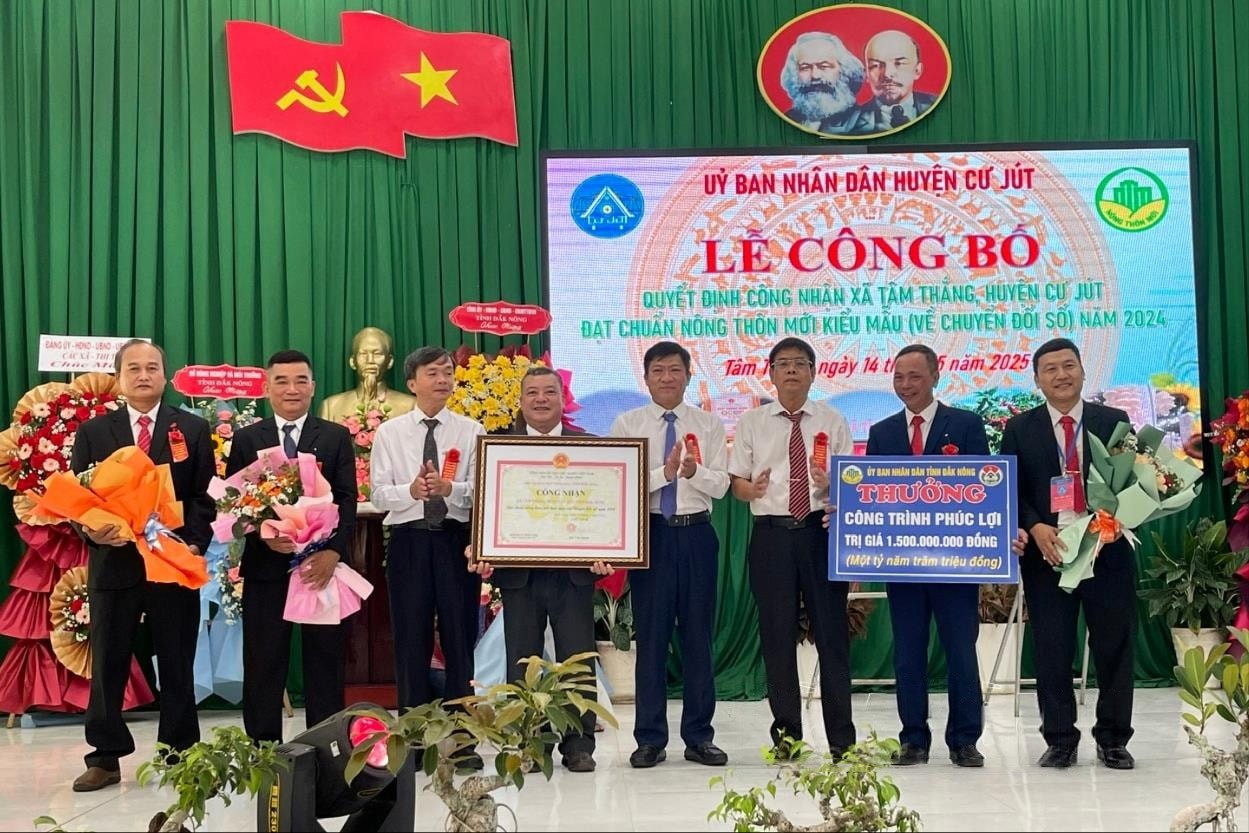 lanh-dao-xa-tam-thang-huyen-cu-jut-dak-nong-don-nhan-bang-chung-nhan-dat-chuan-nong-thon-moi-kieu-mau-ve-cds-nam-2024-1747313617.jpeg