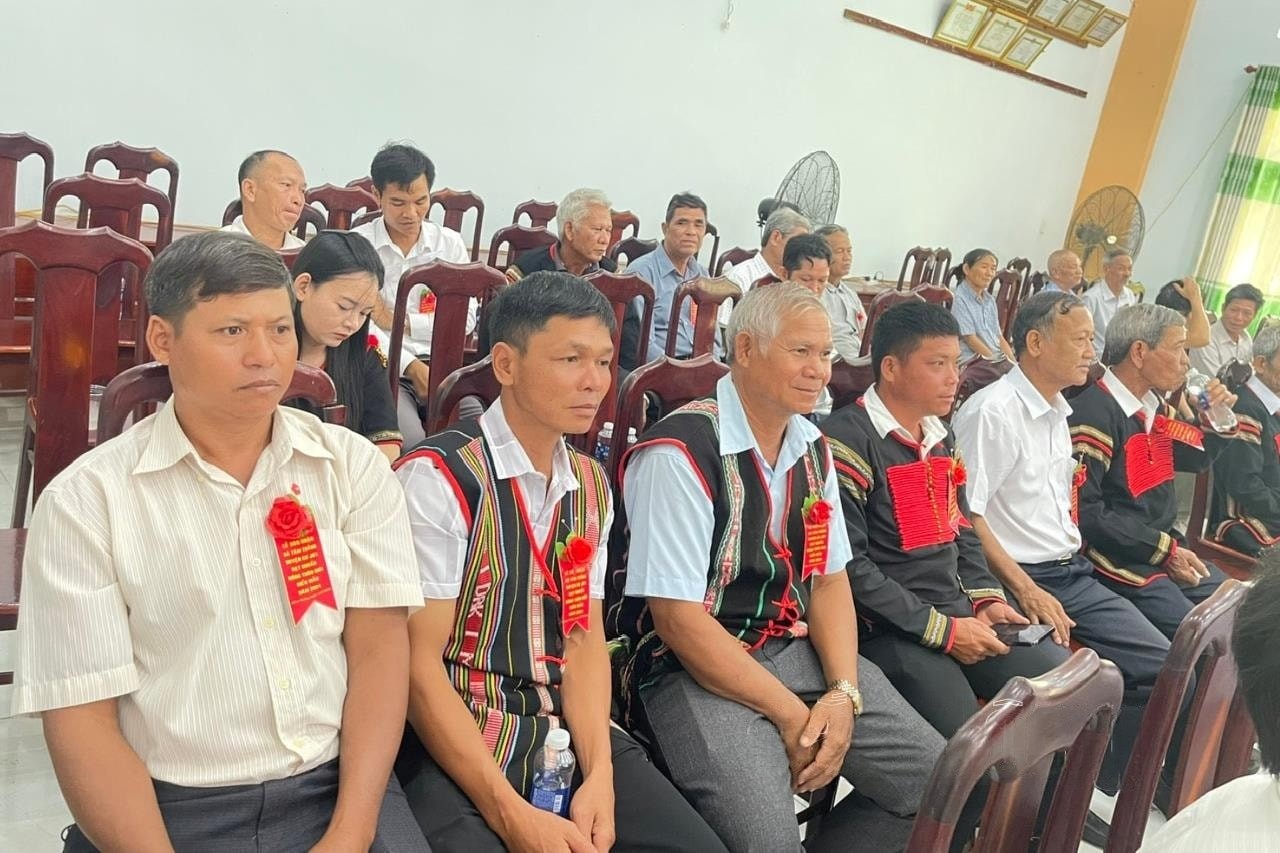 nguoi-dan-tam-thang-tham-du-buoi-le-1747313697.jpeg