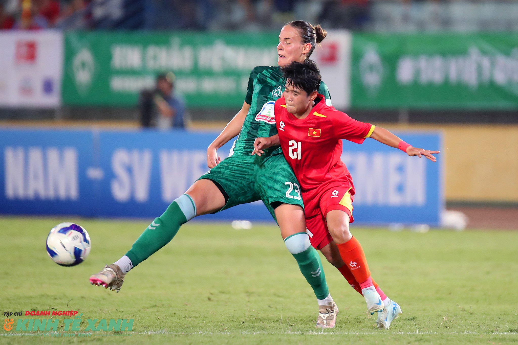 Các cầu thủ khách Werder Bremen vượt trội các tuyển thủ nữ Việt Nam về thể hình và thể lực