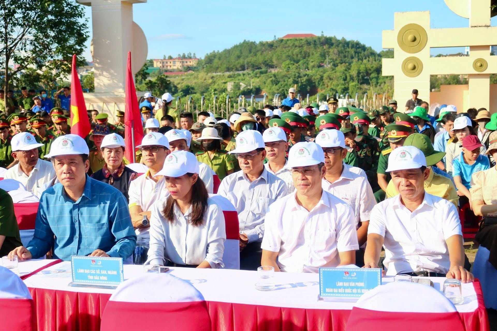 cac-dai-bieu-tham-du-buoi-le-1747650047.jpg