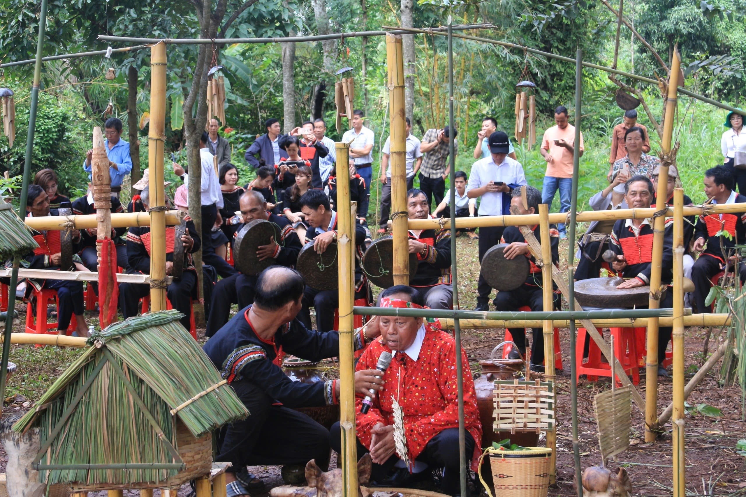 phuc-dung-le-cung-no-du-cua-dong-bao-ede-tai-buon-sut-mdrang-xa-cu-sue-1747786350.jpg