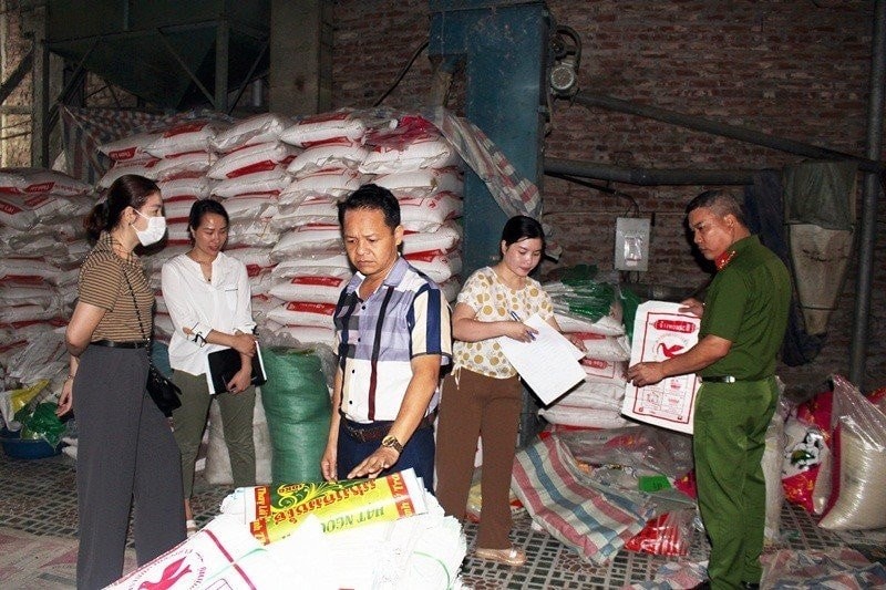 kiem-tra-kinh-doanh-nong-san-tai-xa-dong-phuong-yen-1747922682.jpg