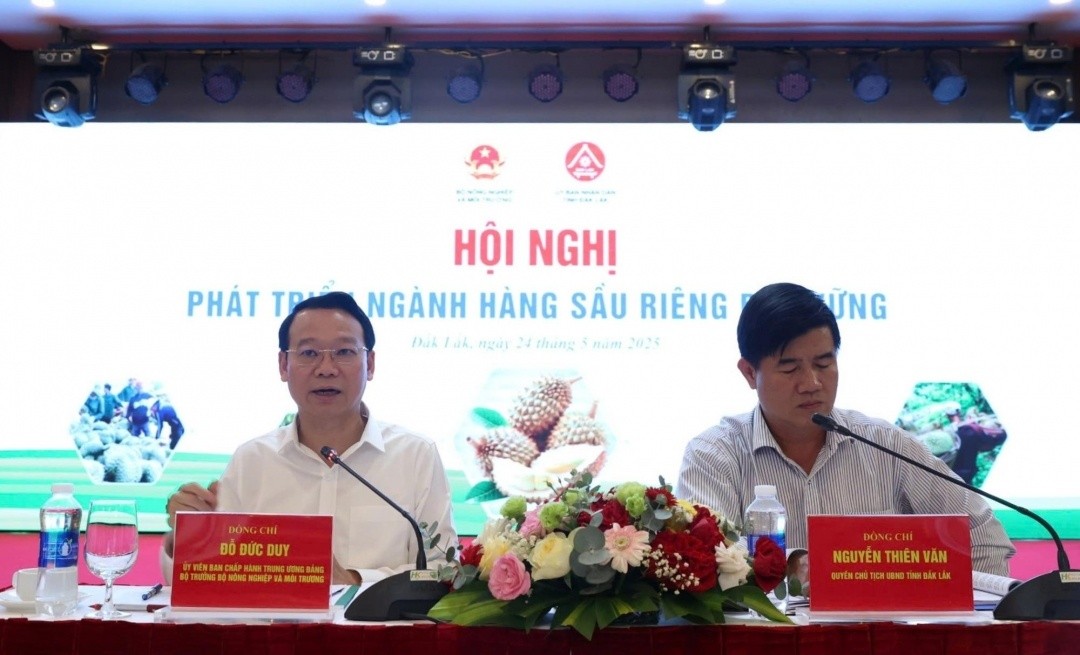 bo-truong-bo-nong-nghiep-va-moi-truong-do-duc-duy-va-quyen-chu-tich-ubnd-tinh-dak-lak-nguyen-thien-van-dong-chu-tri-hoi-nghi-1748147048.jpeg