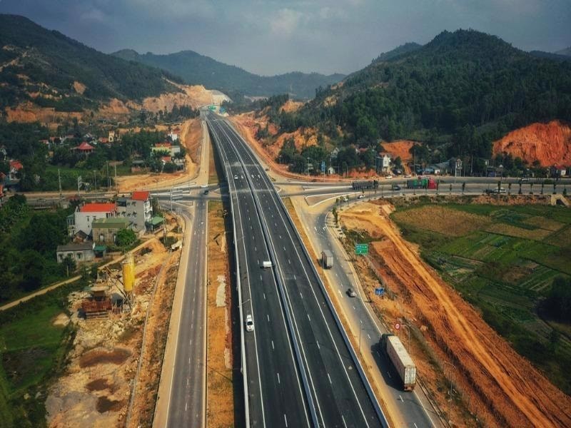 Các dự án hạ tầng chiến lược như cao tốc Bắc – Nam được đẩy nhanh tiến độ, góp phần tạo động lực tăng trưởng và kết nối liên vùng bền vững.
