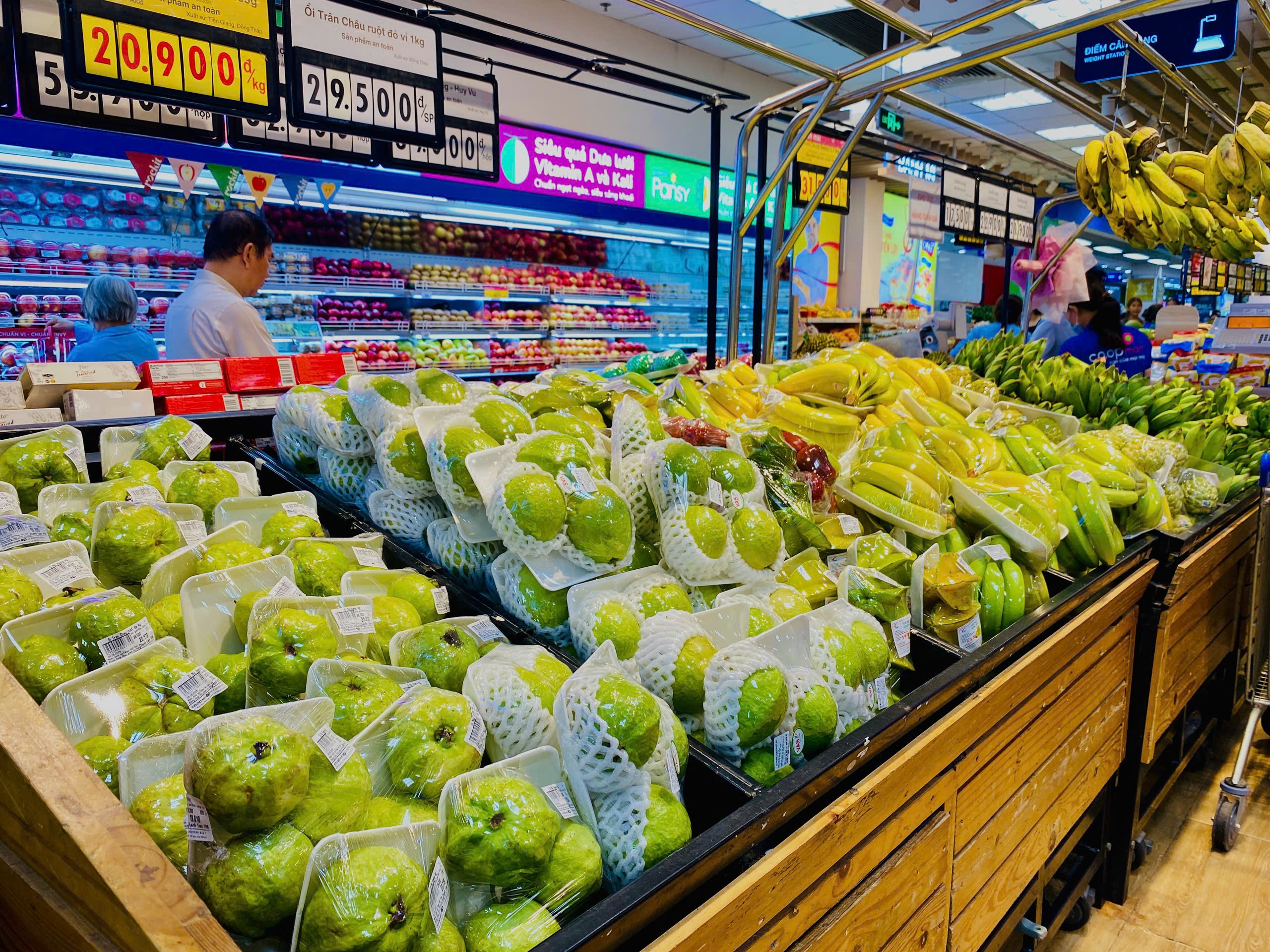 "Thương hiệu Xanh - Đậm sắc Việt": Người Việt Nam ưu tiên dùng hàng Việt Nam. (Ảnh: Võ Nga).