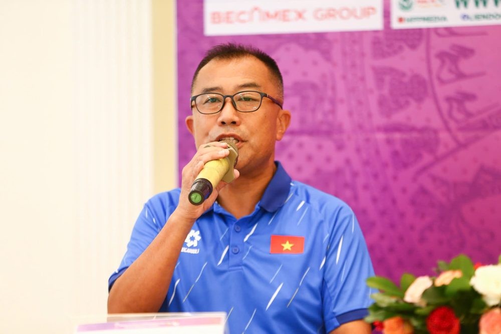 HLV trưởng đội tuyển U19 nữ Việt Nam Okiyama Masahiko trả lời phỏng vấn tại buổi họp báo