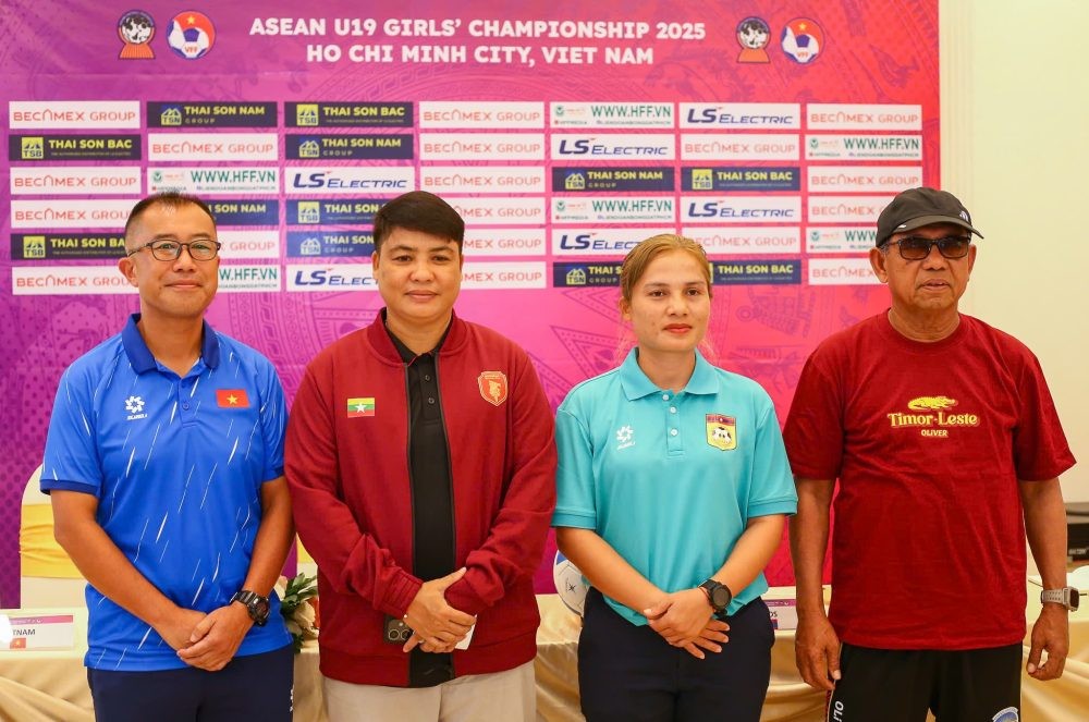 Huấn luyện viên trưởng các đội tuyển tại Bảng A chụp ảnh lưu niệm tại buổi họp báo
