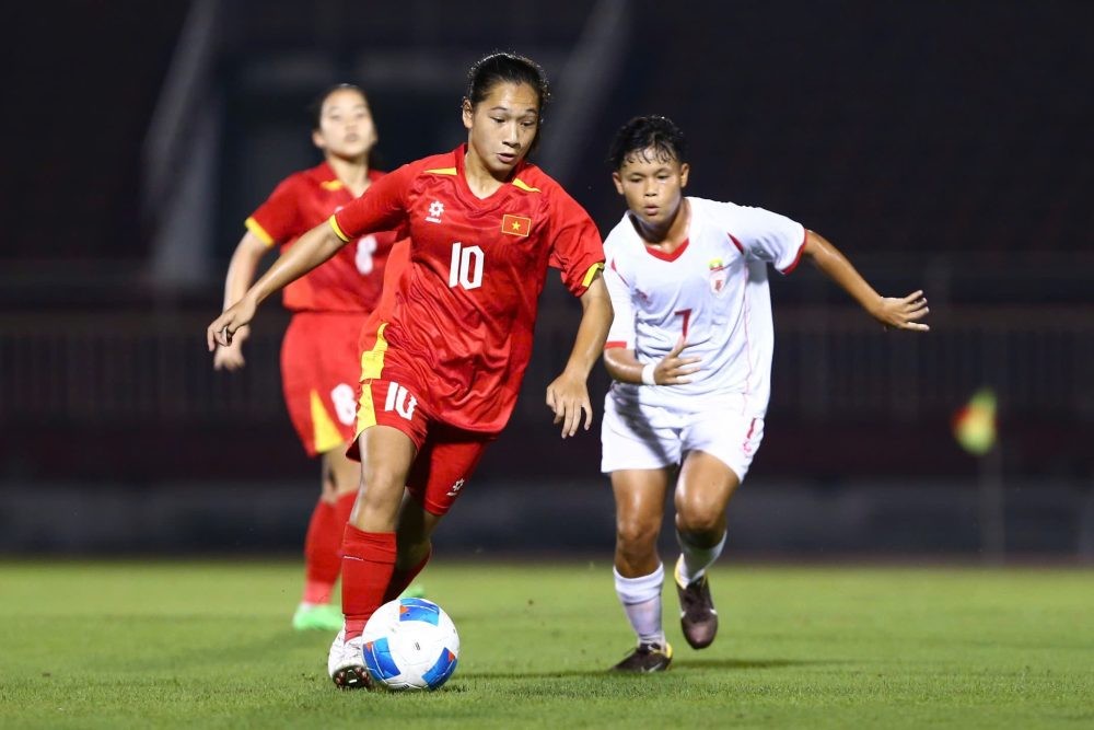 Các cô gái U19 nữ Việt Nam vươn lên dẫn trước U19 nữ Myanmar 2-0 ngay trong hiệp đấu đầu tiên