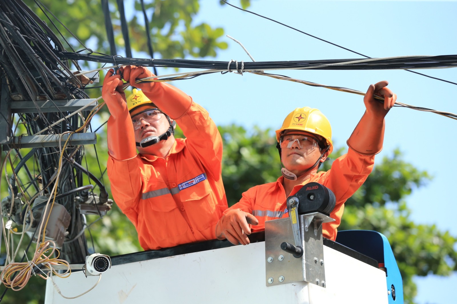 EVNHCMC cũng đặc biệt chú trọng đến công tác an toàn Lc888 Thể Thao Link Mới và phòng chống cháy nổ trong vận hành lưới điện.