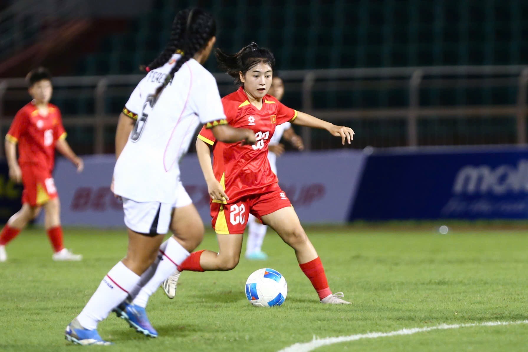 Các cô gái U19 nữ Việt Nam thi đấu lấn lướt, áp đảo đội khách Timor Leste