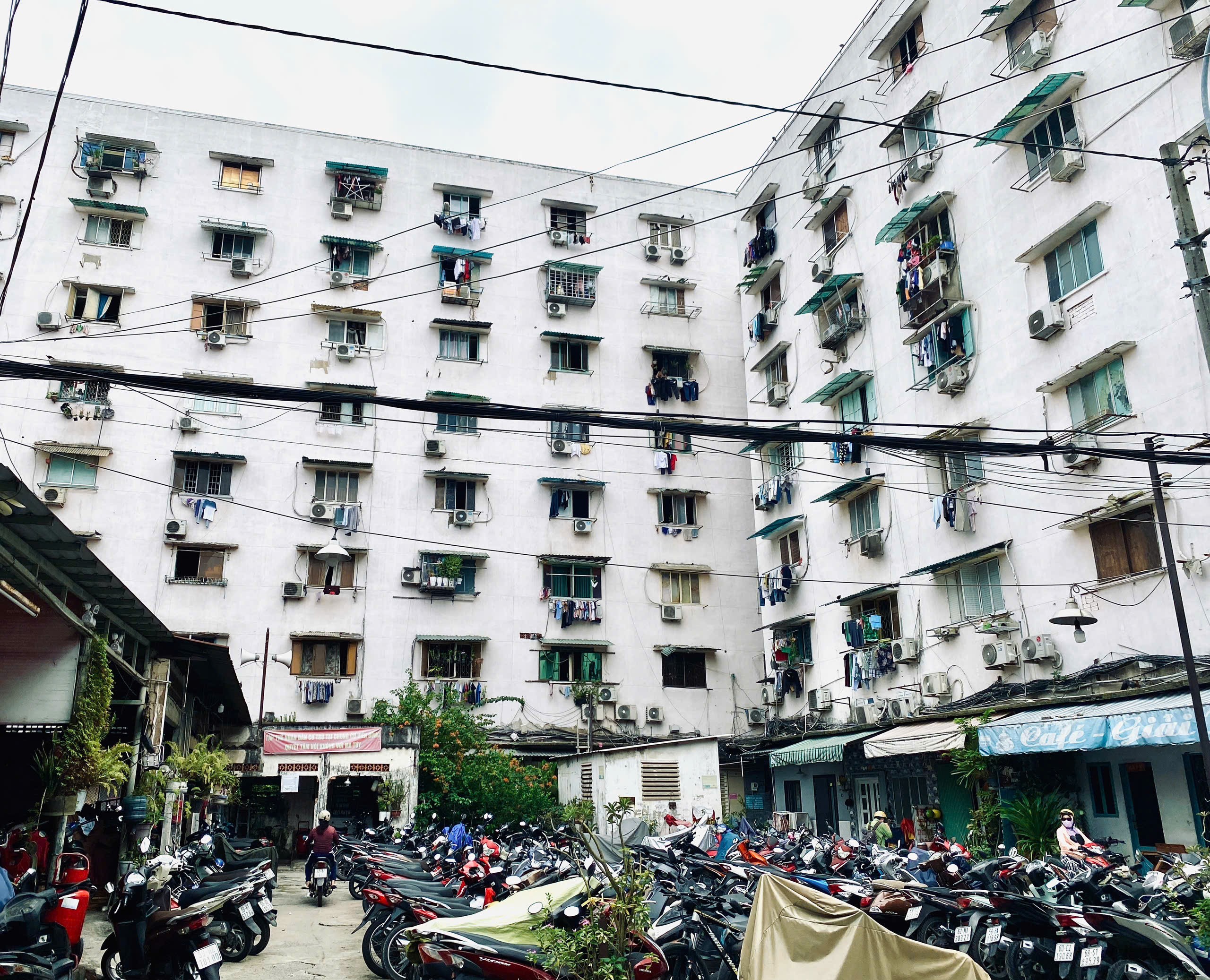 Một số chung cư cũ tại Thành phố Hồ Chí Minh. (Ảnh: Võ Nga)