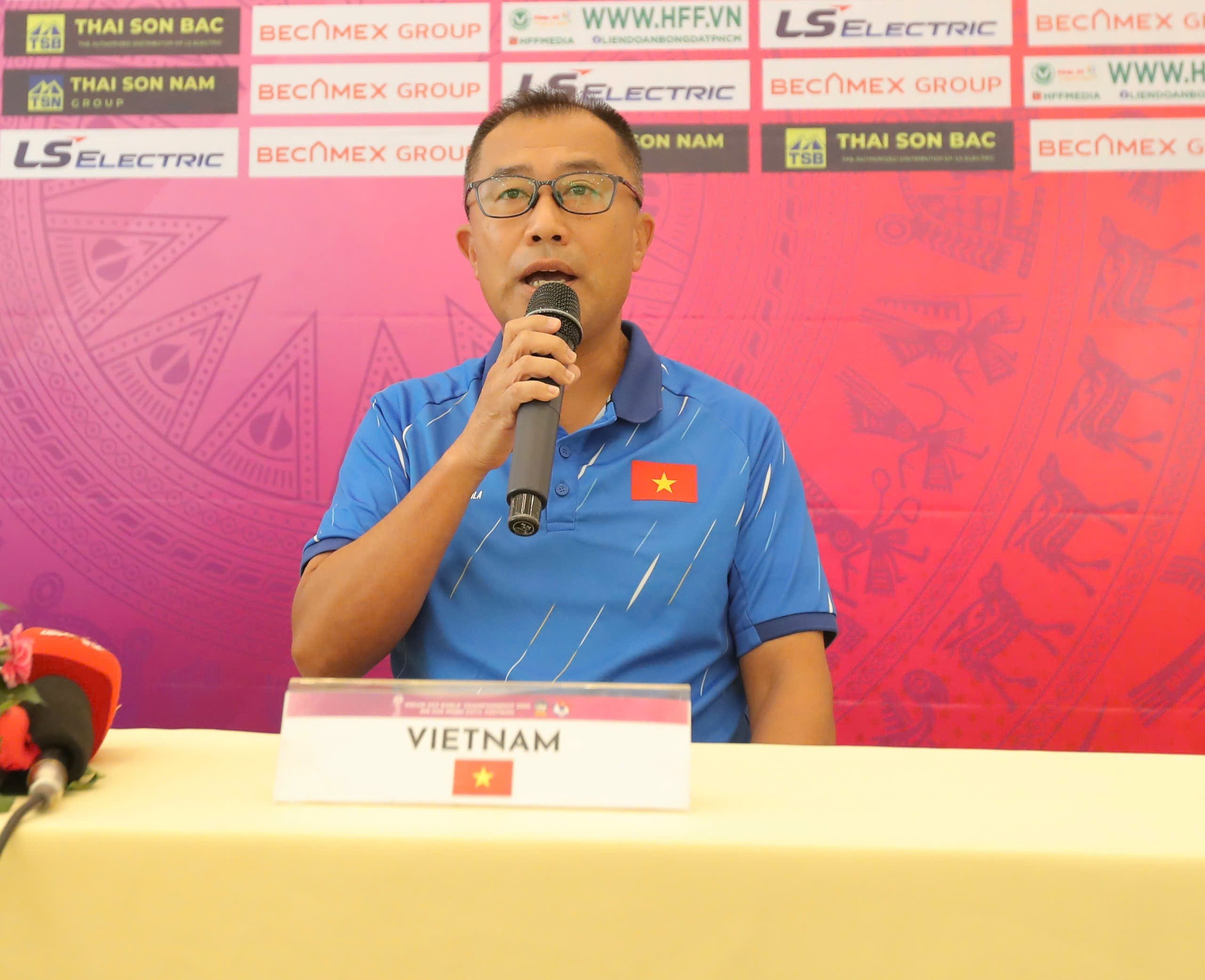 HLV trưởng đội tuyển U19 nữ Việt Nam Okiyama Masahiko trả lời phỏng vấn báo chí