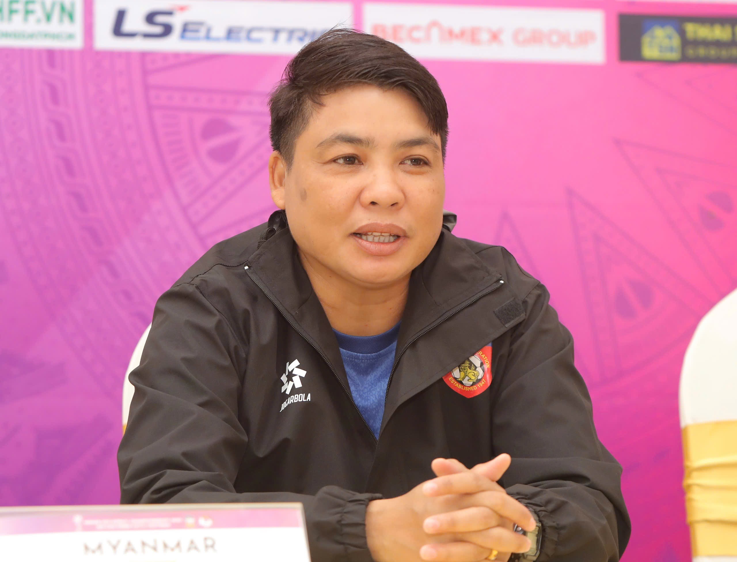 HLV trưởng Thet Thet Win của đội tuyển U19 nữ Myanmar trả lời phỏng vấn