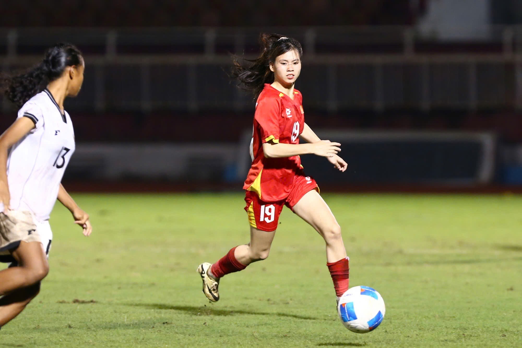 Các cầu thủ U19 nữ Việt Nam chơi lấn lướt và áp đặt thế trận trước U19 nữ Indonesia
