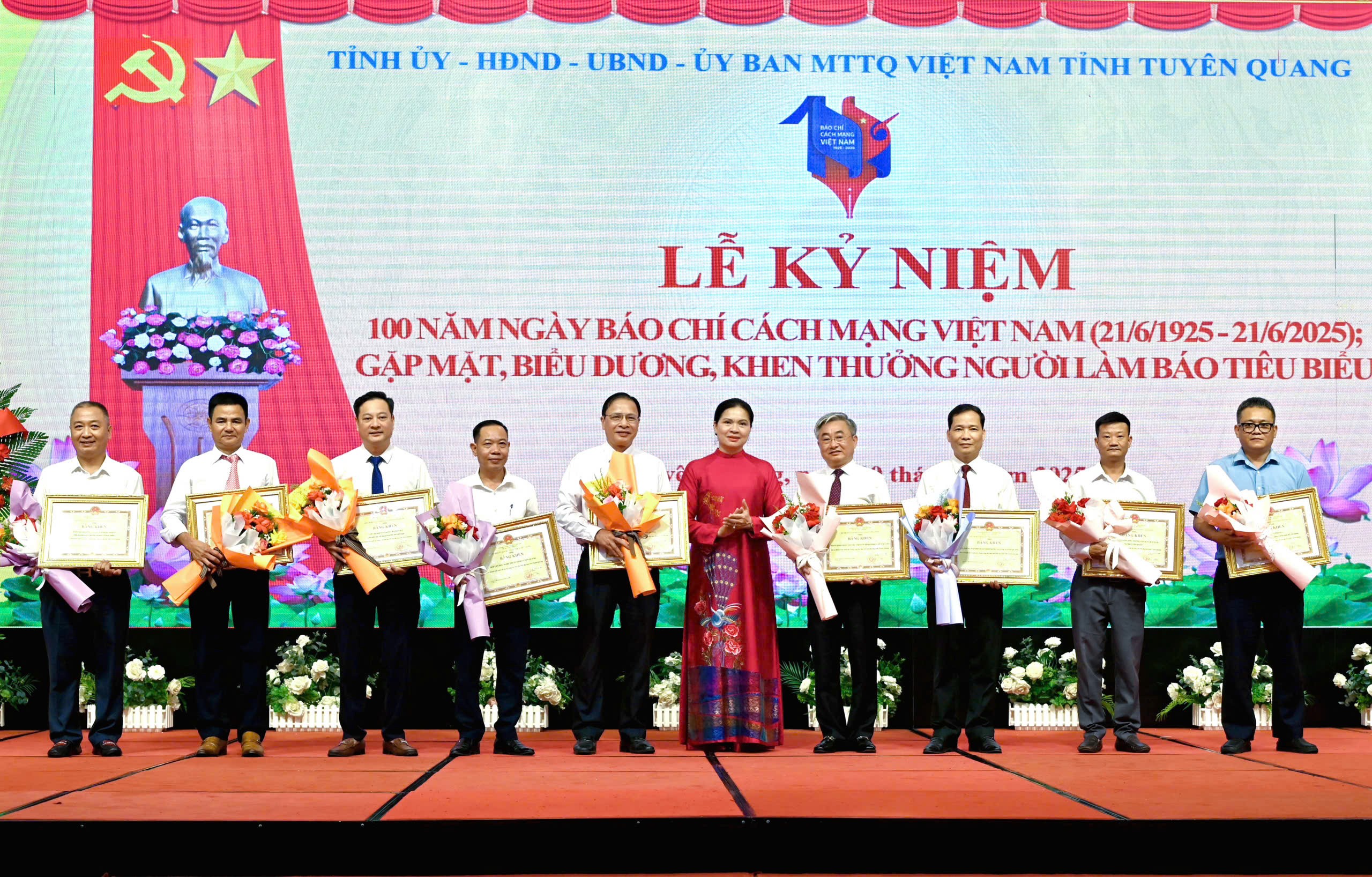 Đồng chí Bí thư Tỉnh ủy Hà Thị Nga trao Bằng khen cho các nhà báo lão thành