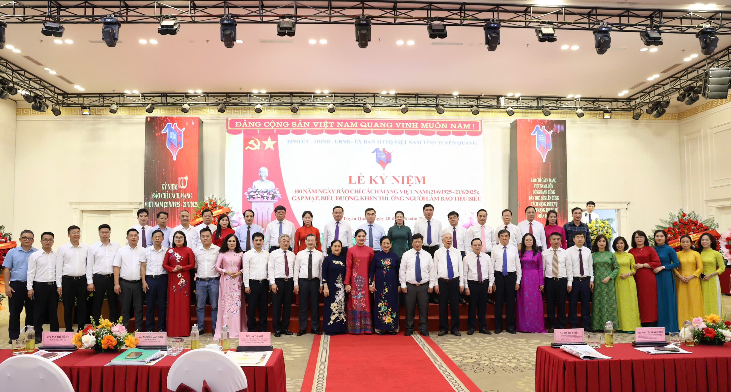 Các đồng chí lãnh đạo, nguyên lãnh đạo và đại biểu chụp ảnh lưu niệm