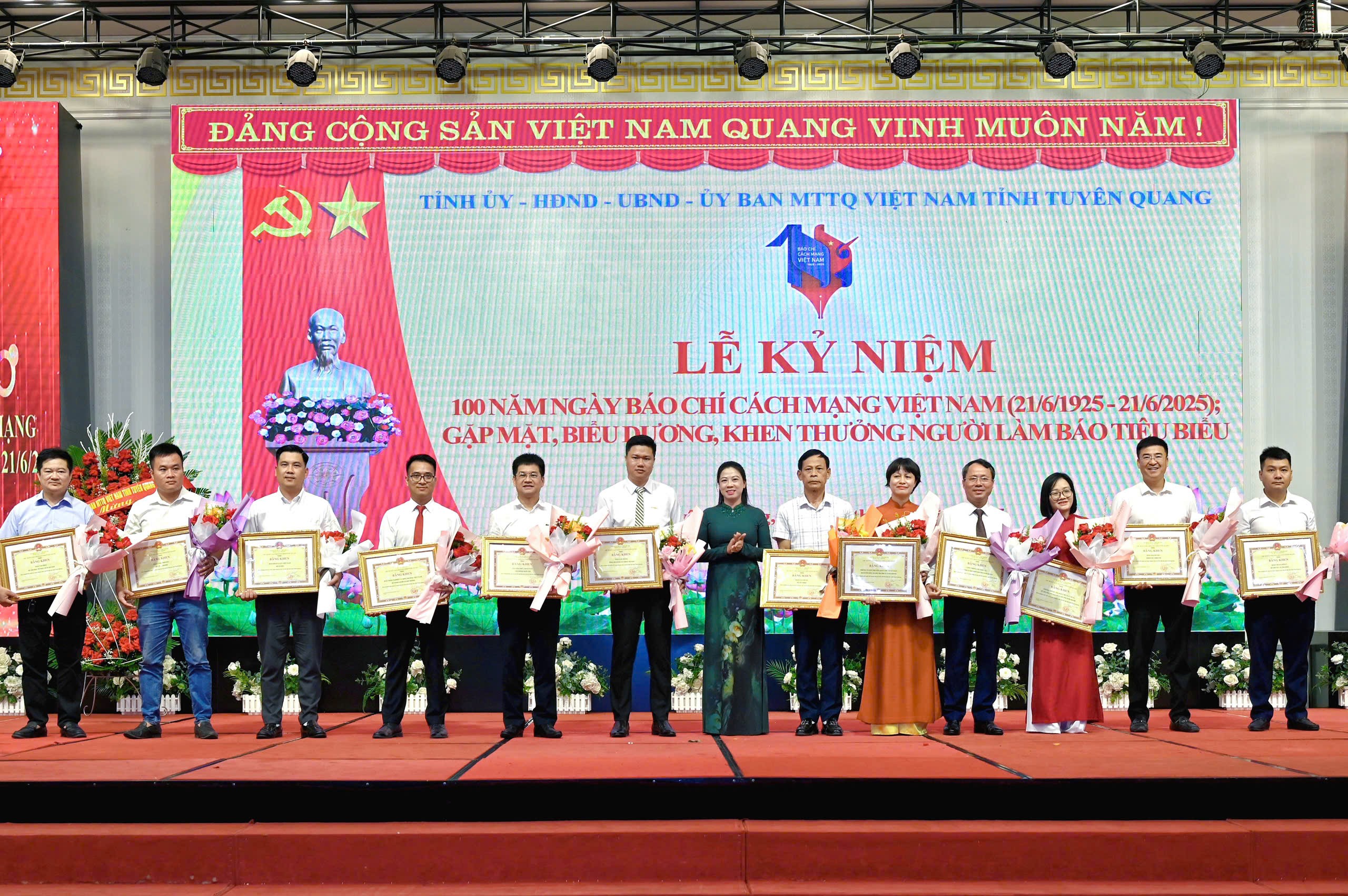 Đồng chí Phó Bí thư Thường trực Tỉnh ủy, Chủ tịch HĐND tỉnh Lê Thị Kim Dung trao Bằng khen  cho các tập thể.